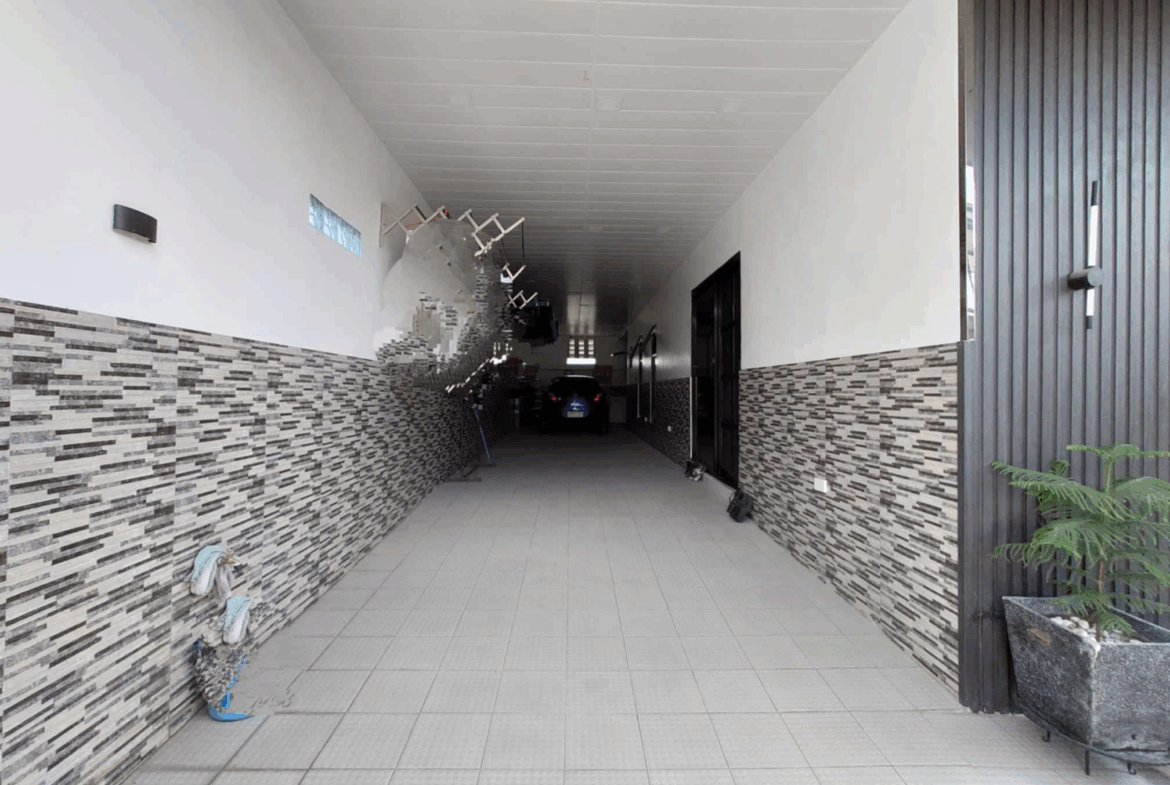 Contemporary House Hall in Tabun Mabalacat