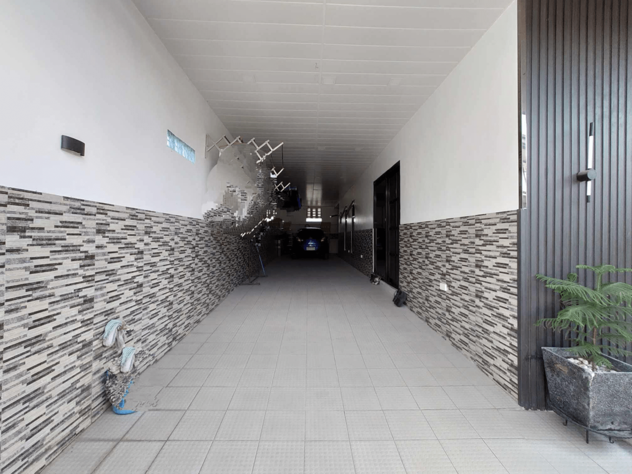 Contemporary House Hall in Tabun Mabalacat