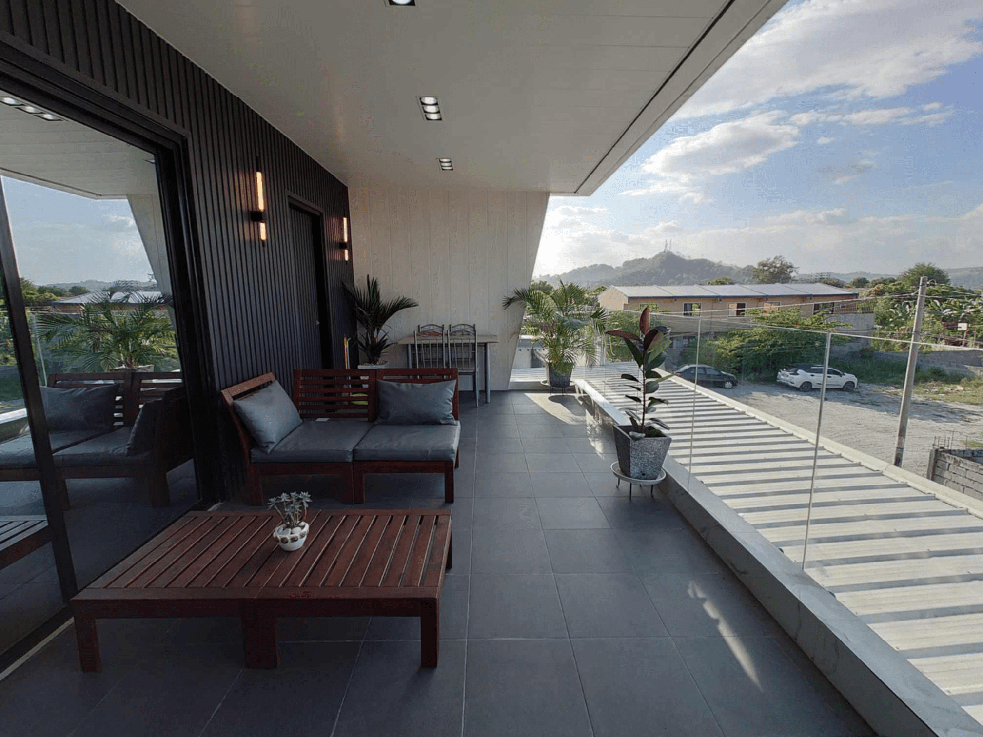 Contemporary House Balcony in Tabun Mabalacat